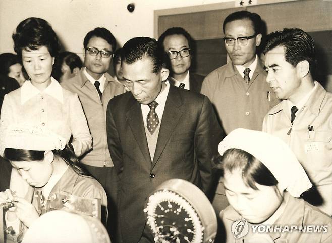육영수 여사와 산업단지 시찰하는 박정희 대통령 [연합뉴스 자료사진]