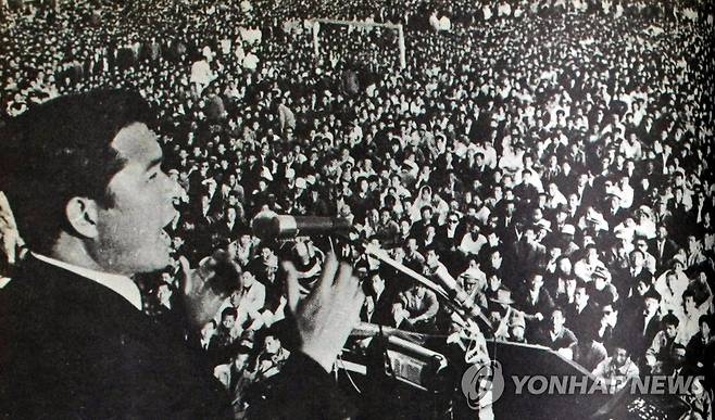 1971년 제7대 대통령선거 전주 유세에서 연설하는 김대중 후보  [연합뉴스 사진]