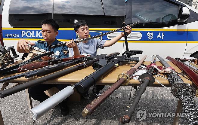 불법무기류 9월에 자진신고 하세요…처벌·행정처분 면제 (수원=연합뉴스) 홍기원 기자 = '2차 불법무기류 자진신고 기간'인 2일 오후 경기도 수원남부경찰서에서 범죄예방질서계 경찰관들이 보관 중인 무기 등을 살펴보고 있다.
경찰청은 국방부·행정안전부와 합동으로 9월 한 달간 '2차 불법무기류 자진신고 기간'을 운영한다.
대상은 허가 없이 소지하고 있거나 소지 허가가 취소된 총기, 화약류(화약·폭약·실탄·포탄 등), 도검, 분사기, 전자충격기, 석궁 등이다. 2024.9.2 xanadu@yna.co.kr