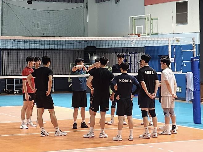 석진욱 남자 U-21 대표팀 감독의 지시를 듣는 선수들 [대한배구협회 제공. 재판매 및 DB 금지]