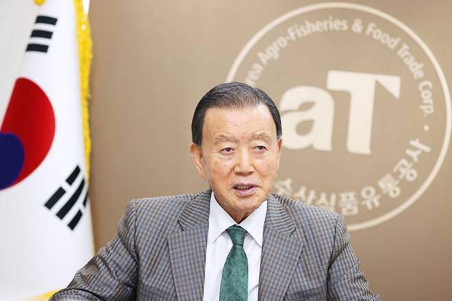 홍문표 한국농수산식품유통공사(aT) 사장 (서울=연합뉴스) 진연수 기자 = 홍문표 한국농수산식품유통공사(aT) 사장은 지난 18일 서초구 aT센터에서 연합뉴스와 만나 "기후변화에 대한 실질적인 대응 방안 수립이 필요하다"고 말했다. 2025.7.18. jin90@yna.co.kr