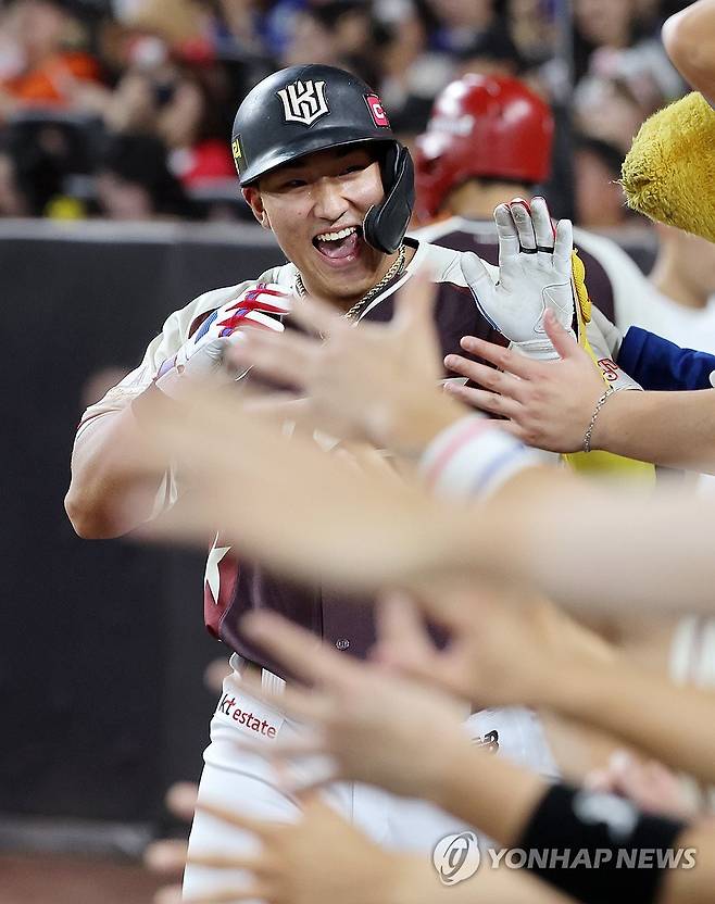 안현민, '넘겼어' (대전=연합뉴스) 김준범 기자 = 12일 대전 한화생명 볼파크에서 열린 2025 신한 SOL뱅크 KBO 올스타전. 8회초 2사 때 1점 홈런을 쳐낸 드림 안현민이 동료들의 축하를 받고 있다. 2025.7.12 psykims@yna.co.kr