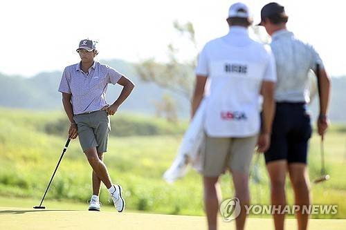 퍼팅 순서를 기다리는 찰리 우즈. [AFP/게티이미지=연합뉴스]