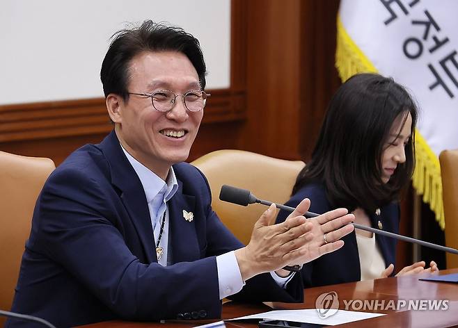 박수 치는 김민석 국무총리 (서울=연합뉴스) 이정훈 기자 = 김민석 국무총리가 23일 서울 종로구 정부서울청사에서 열린 APEC 정상회의 종합점검회의에서 김진아 외교부 2차관의 보고를 받은 뒤 박수를 치고 있다. 2025.7.23 uwg806@yna.co.kr