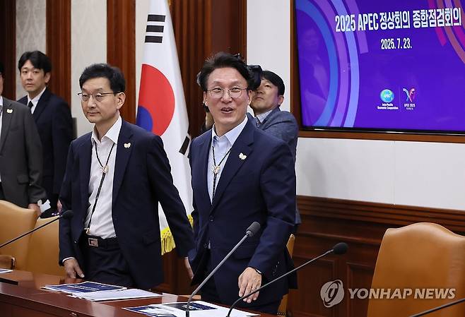 APEC 정상회의 종합점검회의 참석하는 김민석 총리 (서울=연합뉴스) 이정훈 기자 = 김민석 국무총리가 23일 서울 종로구 정부서울청사에서 열린 APEC 정상회의 종합점검회의에 참석하고 있다. 2025.7.23 uwg806@yna.co.kr