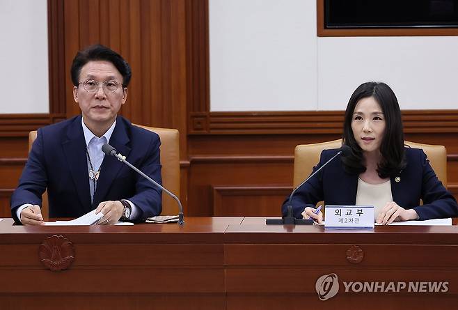 외교부 2차관 보고 듣는 김민석 총리 (서울=연합뉴스) 이정훈 기자 = 김민석 국무총리가 23일 서울 종로구 정부서울청사에서 열린 APEC 정상회의 종합점검회의에서 김진아 외교부 2차관의 보고를 듣고 있다. 2025.7.23 uwg806@yna.co.kr