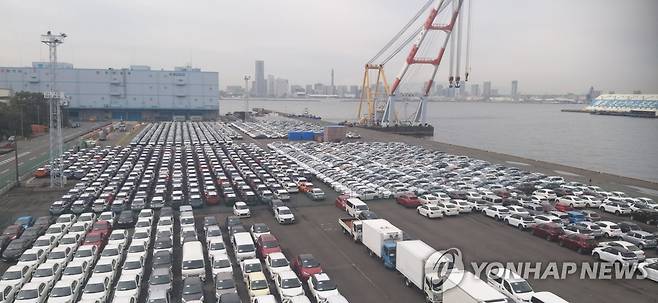 일본 요코하마항에 세워져 있는 자동차들 [연합뉴스 자료사진]
