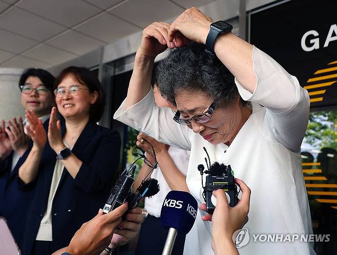 61년만에 인정 받은 무죄 (부산=연합뉴스) 손형주 기자 = 61년 전 자신을 성폭행하려던 남성의 혀를 깨물어 중상해 혐의 유죄 판결을 받았던 최말자(78)씨가 23일 부산지법에서 열린 재심 첫 공판을 마치고 법정을 나서며 하트를 그리고 있다. 이날 검찰은 "정당방위가 인정된다"며 무죄를 구형했다. 
    최씨는 18세이던 1964년 5월 6일 자신을 성폭행하려던 남성 노모(당시 21세) 씨의 혀를 깨물어 1.5㎝가량 절단되게 한 혐의로 부산지법에서 징역 10월에 집행유예 2년을 선고받았다. 최씨는 성폭행에 저항한 정당방위라고 주장했으나 당시 법원은 받아들이지 않았다. 2025.7.23 handbrother@yna.co.kr
