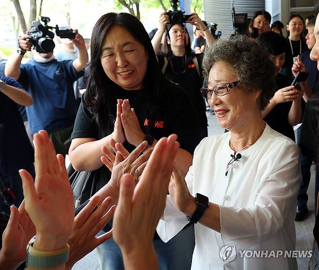 61년 만에 인정받은 정당방위 (부산=연합뉴스) 손형주 기자 = 61년 전 자신을 성폭행하려던 남성의 혀를 깨물어 중상해 혐의 유죄 판결을 받았던 최말자(78)씨가 23일 부산지법에서 열린 재심 첫 공판을 마치고 법정을 나서며 변호인과 여성단체의 박수를 받고 있다. 이날 검찰은 "정당방위가 인정된다"며 무죄를 구형했다. 
    최씨는 18세이던 1964년 5월 6일 자신을 성폭행하려던 남성 노모(당시 21세) 씨의 혀를 깨물어 1.5㎝가량 절단되게 한 혐의로 부산지법에서 징역 10월에 집행유예 2년을 선고받았다. 최씨는 성폭행에 저항한 정당방위라고 주장했으나 당시 법원은 받아들이지 않았다. 2025.7.23 handbrother@yna.co.kr