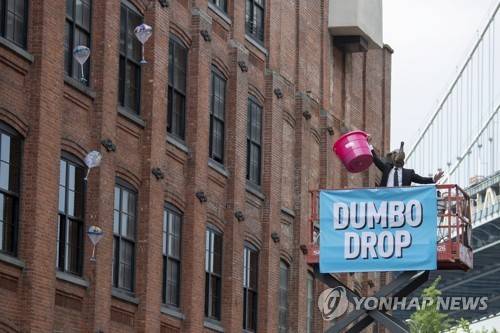 덤보드롭 축제의 코끼리 낙하 이벤트 사진 출처 : EPA