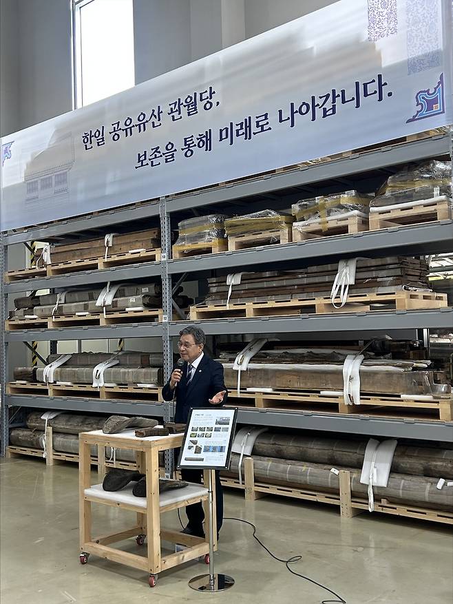 허민 국가유산청장      (파주=연합뉴스) 김예나 기자 = 허민 국가유산청장이 23일 경기도 파주시 전통건축수리기술진흥재단 수장고에서 관월당 부재에 대해 설명하고 있다. 2025.7.23