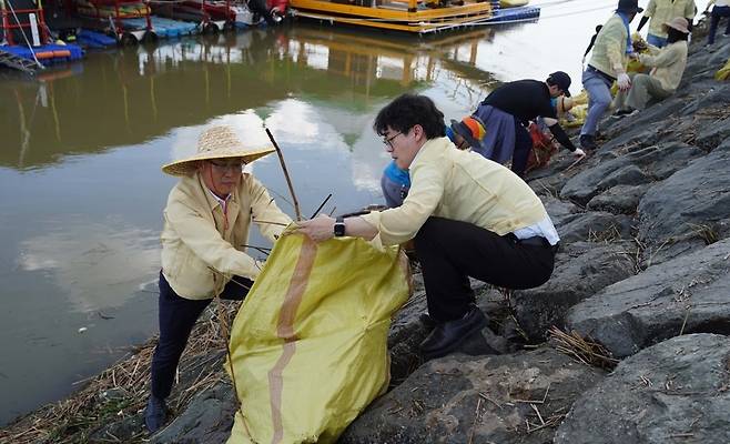 해양 쓰레게 수거하는 조석훈 목포부시장(왼쪽) [목포시 제공. 재판매 및 DB 금지]
