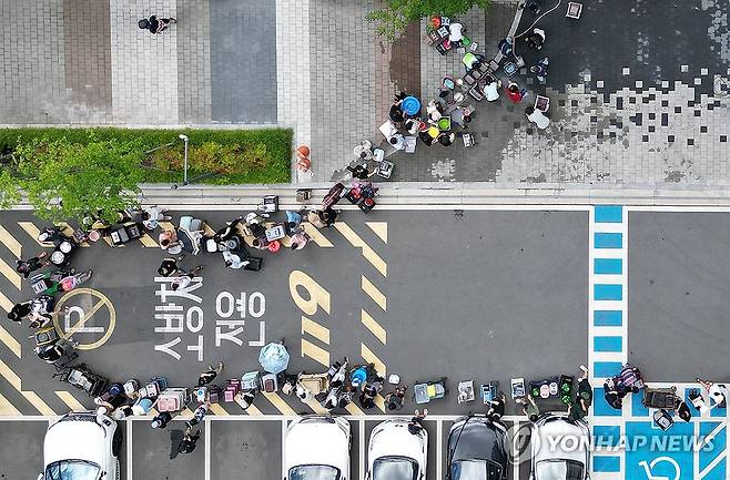 줄 서서 물 받는 아파트 주민들 (울산=연합뉴스) 김용태 기자 = 21일 이틀째 단수가 이어지고 있는 울산시 울주군 언양읍 한 아파트 주민들이 살수차에서 물을 받아 가기 위해 줄을 서 있다. 울산시 상수도사업본부에 따르면 지난 19일 내린 호우로 상수도 송수관로가 파손된 영향으로 지난 20일 오전부터 울주군 6개 읍·면 지역에 수돗물 공급이 중단됐다. 2025.7.21 yongtae@yna.co.kr