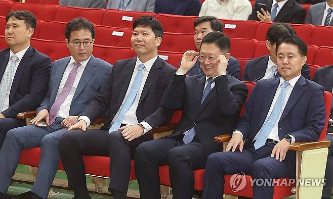 정성호 법무부 장관 취임식 참석한 박세현 서울고검장 (과천=연합뉴스) 김주형 기자 = 박세현 서울고검장(오른쪽 두번째)이 21일 정부과천청사에서 정성호 법무부 장관  취임식에 참석해 자리하고 있다. 2025.7.21 kjhpress@yna.co.kr