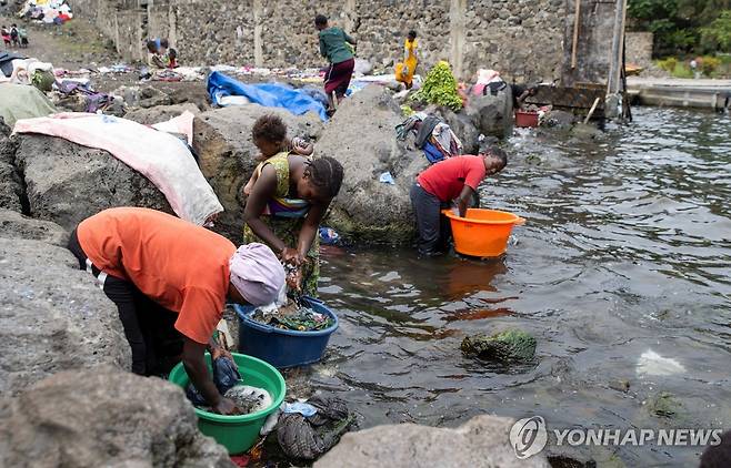 콩고민주공화국 키부의 호수에서 빨래는 여성들 [로이터 연합뉴스 자료사진 재판매 및 DB 금지]