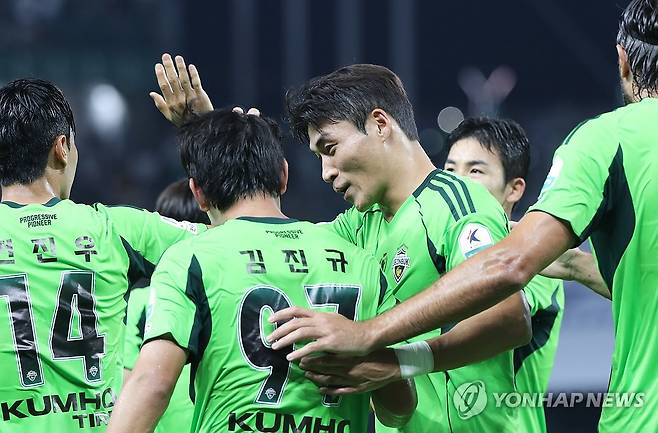 김진규 포옹하는 박진섭 (전주=연합뉴스) 나보배 기자 = 23일 전북 전주월드컵경기장에서 열린 하나은행 K리그1 2025 전북현대와 강원FC의 경기. 전북현대 김진규가 전반전에 선제골을 넣자 주장 박진섭이 축하하고 있다. 2025.7.23 warm@yna.co.kr