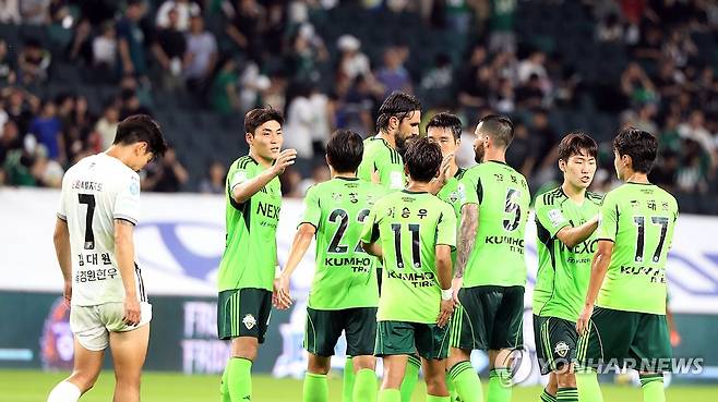 전북현대, 19경기 무패 행진 (전주=연합뉴스) 나보배 기자 = 23일 전북 전주월드컵경기장에서 열린 하나은행 K리그1 2025 전북현대와 강원FC의 경기. 2대0으로 이겨 19경기 무패 행진을 기록한 전북현대 선수들이 기뻐하고 있다. 2025.7.23 warm@yna.co.kr