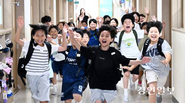 24일 오전 수원시 팔달구 매산초등학교에서 여름 방학식을 마친 학생들이 환한 얼굴로 하교를 하고 있다. 2025.7.24 /임열수기자 pplys@kyeongin.com