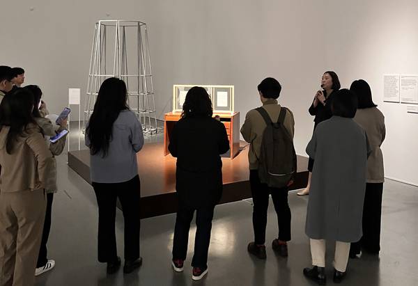경기도미술관에서 큐레이터 투어를 하는 모습. /경기문화재단 제공