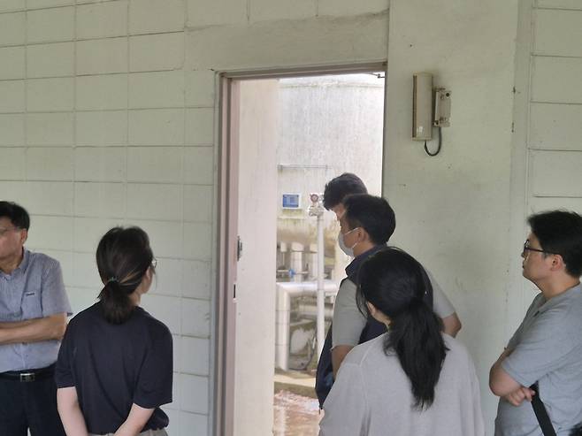 ▲ 24일 오전 11시30분쯤 인천 연수구 송도동 인천대 캠퍼스 고압가스 저장실 앞에서 대학·환경부 등 관계자들이 서 있다. / 안지섭 기자 ajs@incheonilbo.com