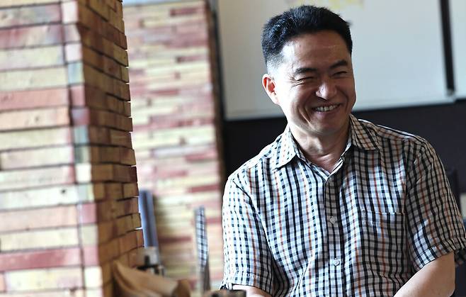 ▲ 오지용 경기남부경찰청 반부패경제범죄수사대장이 인터뷰를 마치고 활짝 웃고 있다. 오 대장은 윤석열 정부 '경찰국 신설' 반대 전국 경찰서장(총경) 회의에 참석해 인사 불이익을 겪었다./김철빈 기자 narodo@incheonilbo.com