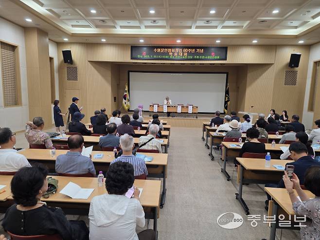 23일 선경도서관에서 열린 수원문인협회 창립 60주년 기념 학술대회에서 최동호 고려대 명예교수가 기조 강연을 진행하고 있다. 이준도기자