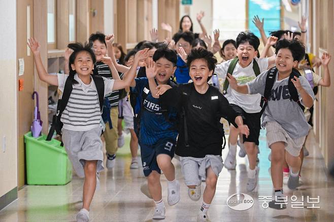 24일 오후 수원시 팔달구 매산초등학교에서 여름 방학식을 마친 3학년 초등학생들이 밝게 웃으며 하교를 하고 있다. 임채운기자