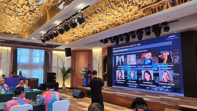 이날 회의장 연단에 선 정강환 회장.