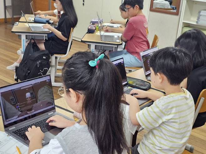 AI 기반 학습진단과 맞춤형 피드백을 받는 대전송림초 학생들.