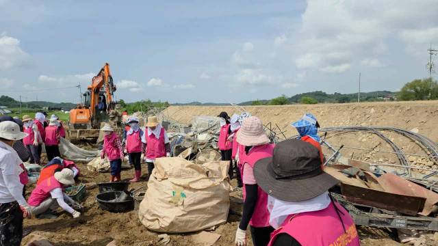 금산군여성단체협의회는 홍성군 수해지역을 찾아 복구 자원봉사활동을 펼쳤다. 사진=금산군