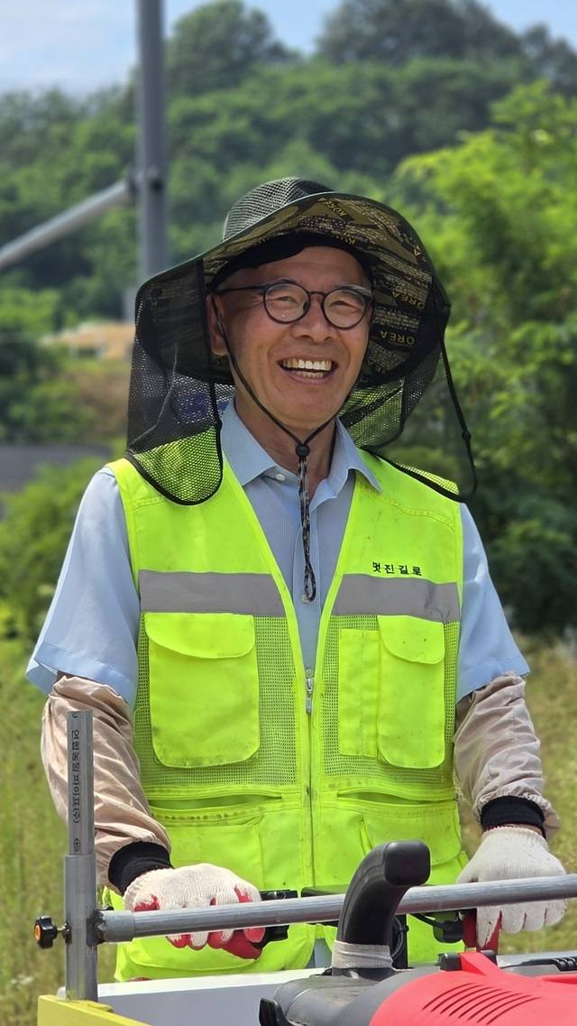 ▲ 장석수씨(65)가 24일 충북 청주시 목련로 인근에서 '주행형 스팀 잡초 살초기' 시연을 보이고 있다. /남연우 기자