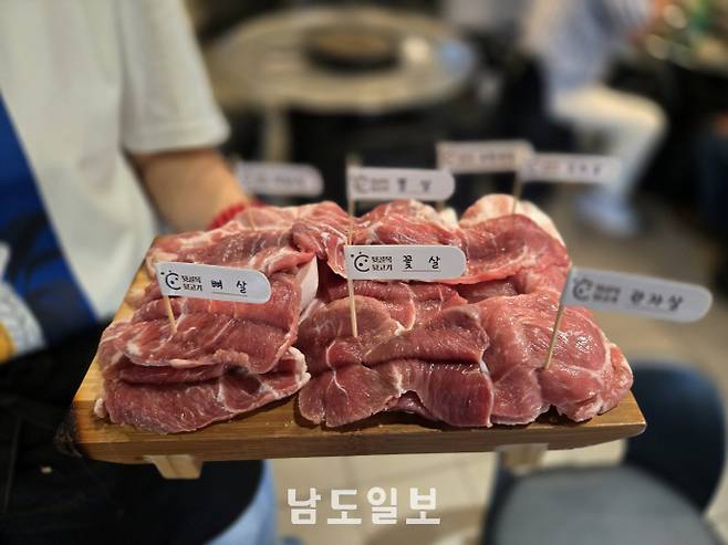 '뒷골목뒷고기'의 시그니처 메뉴인 7가지 특수부위 모듬 한판. /안세훈 기자