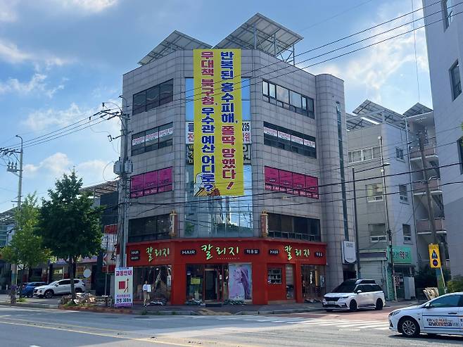 24일 오전 광주 북구 우치로 상가 건물들에 북구의 행정을 규탄하는 현수막이 걸려있다. 광주 북구 우치로 일대 상가는 지난 17일 426㎜ 폭우로 큰 피해를 입었다. /박건우 기자