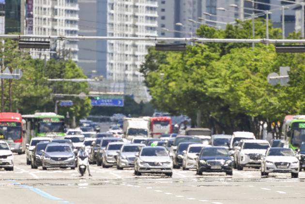 폭염경보가 발효된24일 오후, 광주 서구 무진대로 일대 도로 위로 뜨거운 열기가 피어오르고 있다. /김진수 기자 jeans@kwangju.co.kr