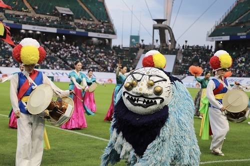 '2025 전북특별자치도 거리극축제 노상놀이야' 공연 모습/사진=전북문화관광재단 제공