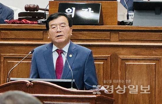 ▲ 23일 울산시의회 제258회 임시회 제2차 본회의에서 홍성우 의원이 5분 자유발언에 앞서 사과하고 있다.