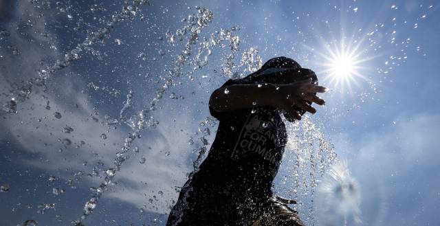 전국 대부분 지역에 폭염특보가 발효 중인 24일 대구 달서구 두류공원 2·28자유광장 바닥분수에서 어린이들이 물놀이하며 더위를 식히고 있다. 연합뉴스