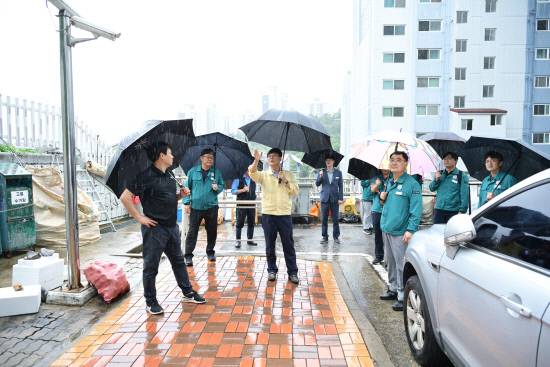 최근 발생한 집중호우 피해 대응을 위해 당초 예정됐던 일본 출장을 전격 취소한 변광용(노란색 상의) 거제시장이 재난취약지역을 찾아 호우 대비 상황을 점검하고 있다. 사진=거제시