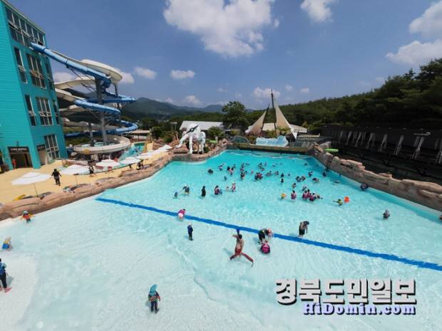 도심 속 종합 워터 리조트 스파밸리의 '파도 풀'. 사진=스파밸리 제공