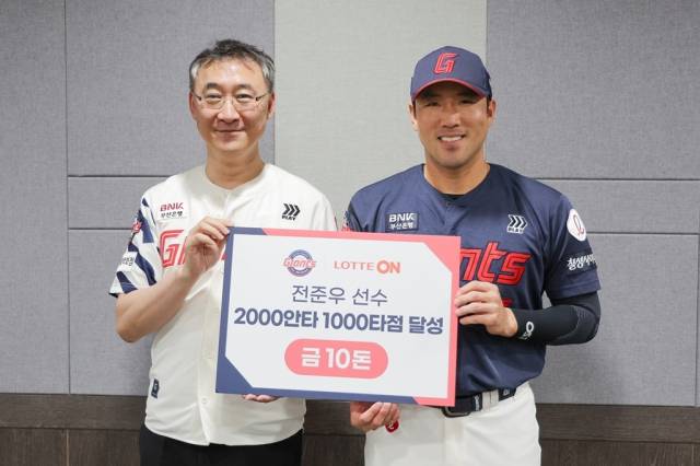 23일 롯데쇼핑 e커머스사업부 박익진 대표(왼쪽)와 전준우 선수가 서울 구로구에 위치한 고척스카이돔에서 이벤트 기념사진을 촬영하고 있다. 롯데온 제