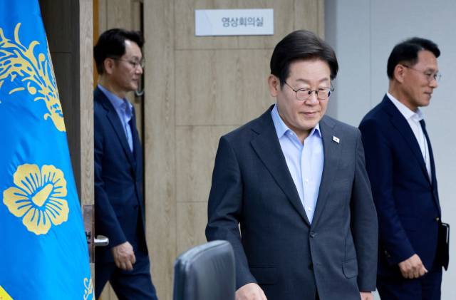 이재명 대통령이 24일 서울 용산 대통령실 청사에서 열린 5차 수석·보좌관 회의에 입장하고 있다. 연합뉴스