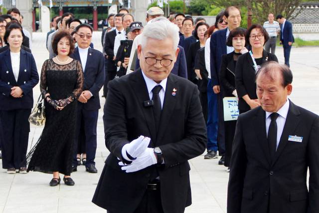 소나무당 송영길 대표가 지난달 25일 오후 광주 북구 국립 5·18 민주묘지를 참배하고 있다. 연합뉴스