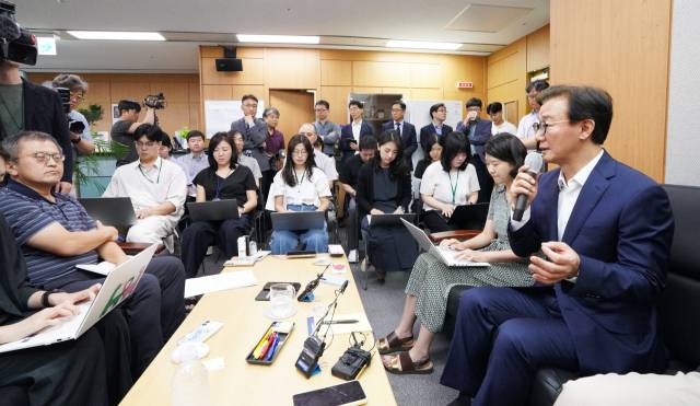 전재수(오른쪽) 해양수산부 장관은 24일 취임식 직후 정부세종청사 해수부 기자실을 방문해 해수부 부산 이전과 북극항로 등을 주제로 간담회를 가졌다. 해수부 제공