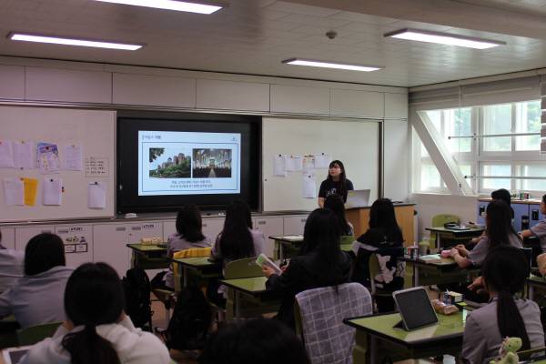 대구 소재 대학교의 사범대학 재학생이 포항중앙여고 학생들을 대상으로 학과에 대해 소개하고 있다.