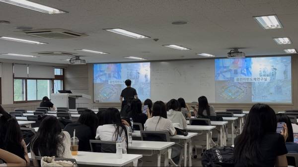 포항중앙여고 학생들이 경산 소재 대학교 미래자동차공학과에서 학과 소개 및 설명을 듣고 있다.