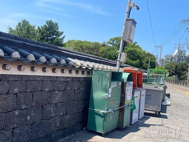 제주목 관아 울타리를 벽면삼아 설치한 클린하우스. ⓒ헤드라인제주