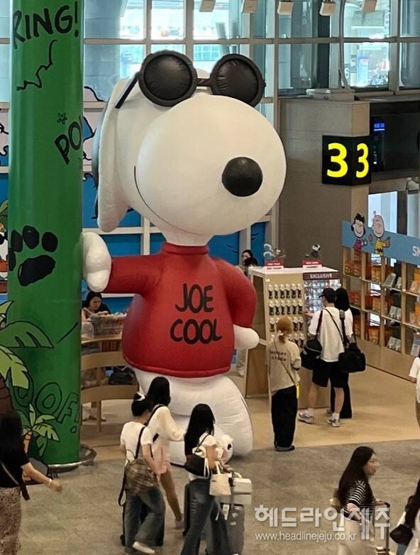 제주공항 1층에 문을 연 스누피 팝업스토어. 제주공항 제공.