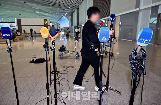 [이데일리 방인권 기자] 구윤철 경제부총리 겸 기재부 장관이 24일 인천공항 귀빈실에서 오는 25일 예정된 ‘한미 2+2 통상회담’이 전격 취소됐다는 소식을 뒤늦게 접하고 발길을 돌리면서 인터뷰를 준비했던 방송 취재진들의 마이크를 철수하고 있다.