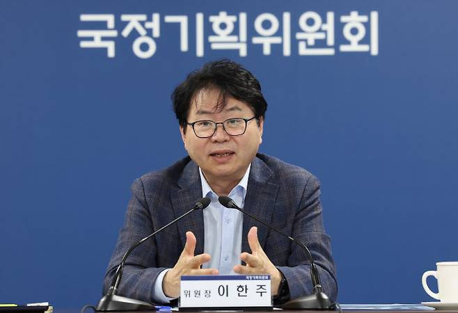 22일 서울 종로구 국정기획위원회에서 열린 청소년 명예 국정기획위원 위촉식에서 이한주 위원장이 환영사를 하고 있다. (사진=연합뉴스)