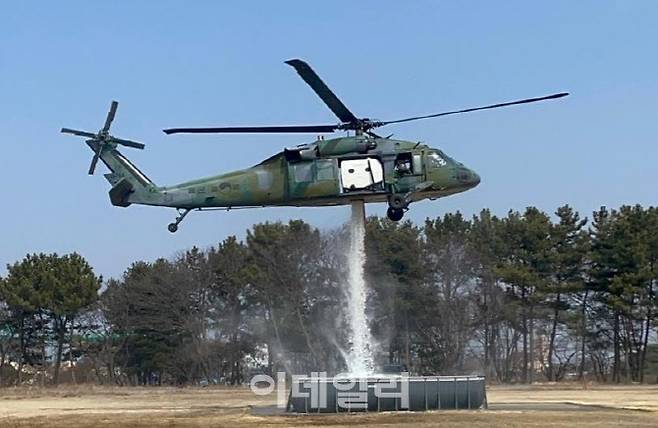 UH-60 헬기에 내부 물탱크 장착 후 투하 모습 (사진=방위사업청)